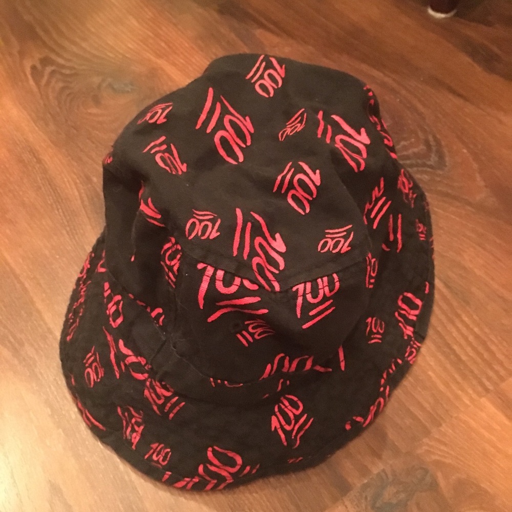 💯 Bucket Hat